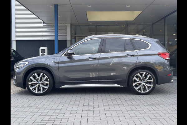 BMW X1 xDrive25e xLine | VOL! | Panoramadak | Harman Kardon | Adaptive Cruise | Keyless | Stoel & Stuurverwarming | Camera | 19 inch velgen | Elektrische achterklep | M stuurwiel |