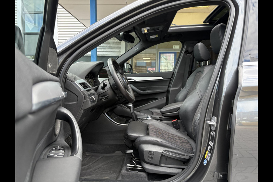 BMW X1 xDrive25e xLine | VOL! | Panoramadak | Harman Kardon | Adaptive Cruise | Keyless | Stoel & Stuurverwarming | Camera | 19 inch velgen | Elektrische achterklep | M stuurwiel |