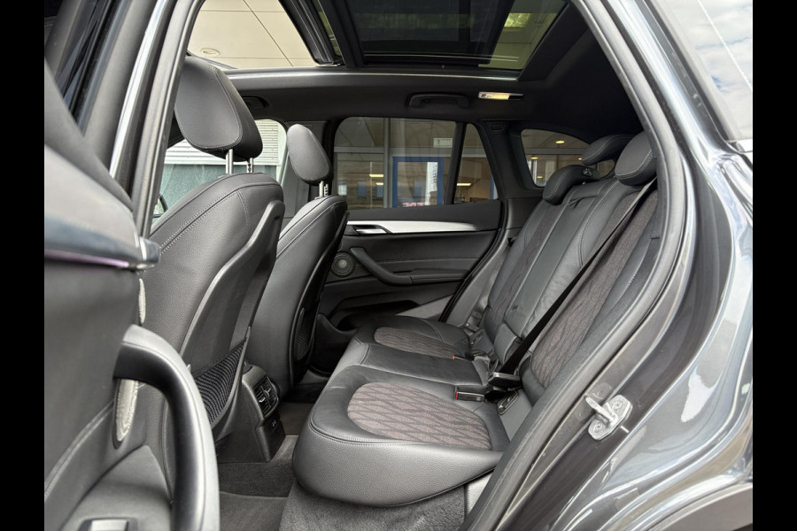 BMW X1 xDrive25e xLine | VOL! | Panoramadak | Harman Kardon | Adaptive Cruise | Keyless | Stoel & Stuurverwarming | Camera | 19 inch velgen | Elektrische achterklep | M stuurwiel |