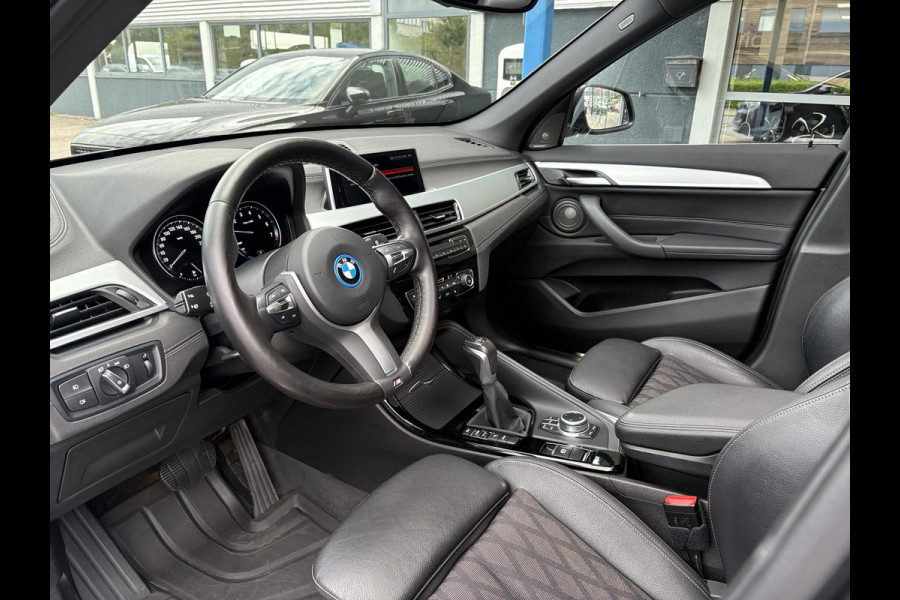 BMW X1 xDrive25e xLine | VOL! | Panoramadak | Harman Kardon | Adaptive Cruise | Keyless | Stoel & Stuurverwarming | Camera | 19 inch velgen | Elektrische achterklep | M stuurwiel |