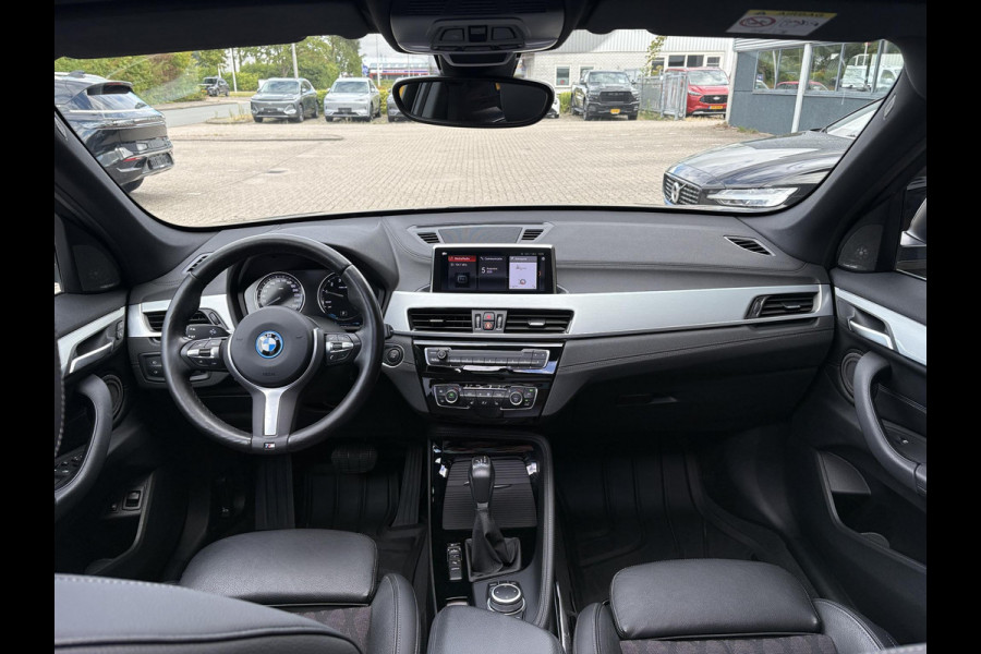 BMW X1 xDrive25e xLine | VOL! | Panoramadak | Harman Kardon | Adaptive Cruise | Keyless | Stoel & Stuurverwarming | Camera | 19 inch velgen | Elektrische achterklep | M stuurwiel |