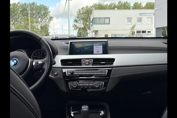BMW X1 xDrive25e xLine | VOL! | Panoramadak | Harman Kardon | Adaptive Cruise | Keyless | Stoel & Stuurverwarming | Camera | 19 inch velgen | Elektrische achterklep | M stuurwiel |