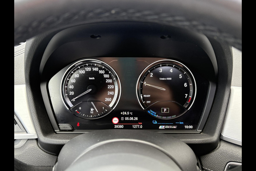 BMW X1 xDrive25e xLine | VOL! | Panoramadak | Harman Kardon | Adaptive Cruise | Keyless | Stoel & Stuurverwarming | Camera | 19 inch velgen | Elektrische achterklep | M stuurwiel |