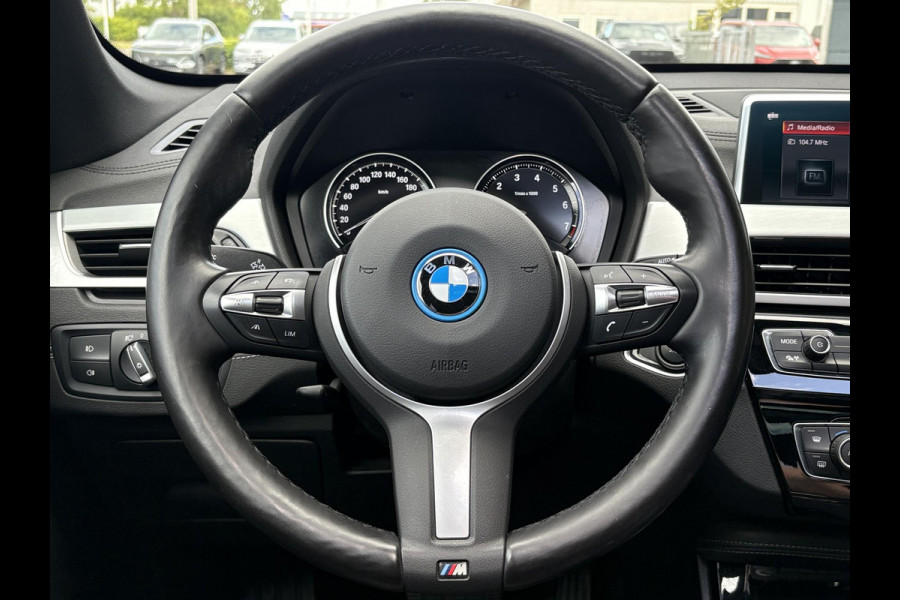BMW X1 xDrive25e xLine | VOL! | Panoramadak | Harman Kardon | Adaptive Cruise | Keyless | Stoel & Stuurverwarming | Camera | 19 inch velgen | Elektrische achterklep | M stuurwiel |