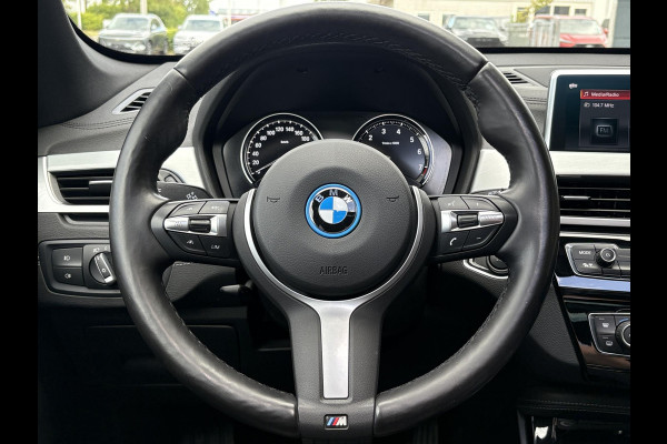 BMW X1 xDrive25e xLine | VOL! | Panoramadak | Harman Kardon | Adaptive Cruise | Keyless | Stoel & Stuurverwarming | Camera | 19 inch velgen | Elektrische achterklep | M stuurwiel |