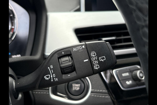 BMW X1 xDrive25e xLine | VOL! | Panoramadak | Harman Kardon | Adaptive Cruise | Keyless | Stoel & Stuurverwarming | Camera | 19 inch velgen | Elektrische achterklep | M stuurwiel |