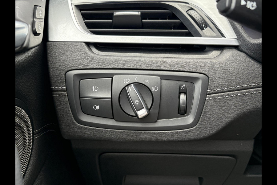 BMW X1 xDrive25e xLine | VOL! | Panoramadak | Harman Kardon | Adaptive Cruise | Keyless | Stoel & Stuurverwarming | Camera | 19 inch velgen | Elektrische achterklep | M stuurwiel |