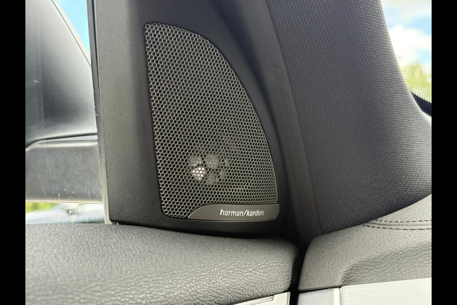 BMW X1 xDrive25e xLine | VOL! | Panoramadak | Harman Kardon | Adaptive Cruise | Keyless | Stoel & Stuurverwarming | Camera | 19 inch velgen | Elektrische achterklep | M stuurwiel |