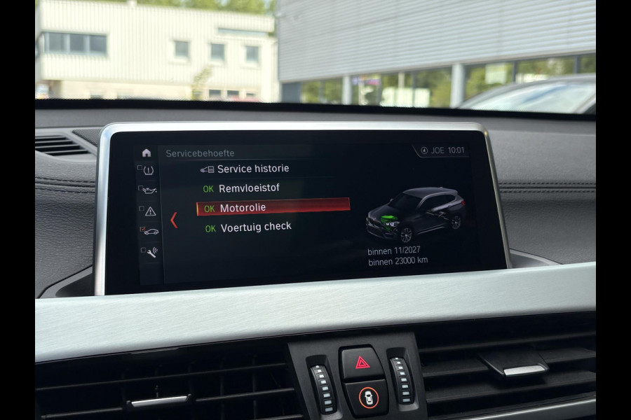 BMW X1 xDrive25e xLine | VOL! | Panoramadak | Harman Kardon | Adaptive Cruise | Keyless | Stoel & Stuurverwarming | Camera | 19 inch velgen | Elektrische achterklep | M stuurwiel |