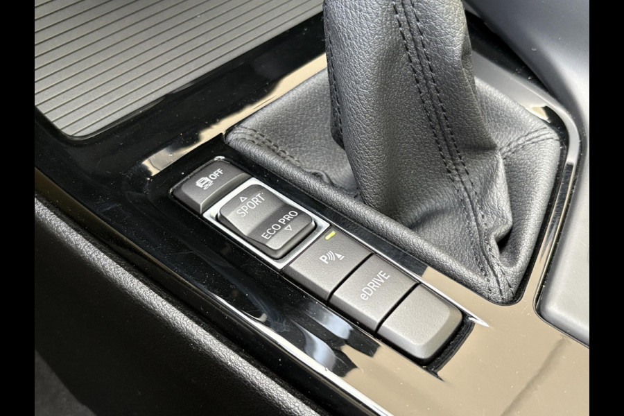 BMW X1 xDrive25e xLine | VOL! | Panoramadak | Harman Kardon | Adaptive Cruise | Keyless | Stoel & Stuurverwarming | Camera | 19 inch velgen | Elektrische achterklep | M stuurwiel |