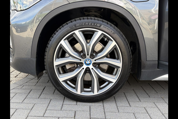 BMW X1 xDrive25e xLine | VOL! | Panoramadak | Harman Kardon | Adaptive Cruise | Keyless | Stoel & Stuurverwarming | Camera | 19 inch velgen | Elektrische achterklep | M stuurwiel |