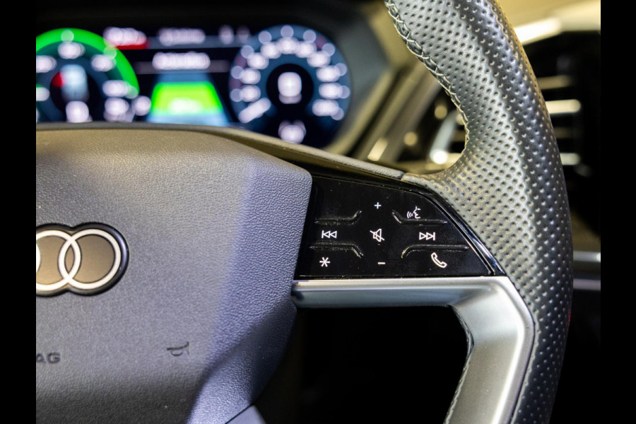 Audi Q4 e-tron 40 Launch edition S Competition 77 kWh 204pk / SoH 92,1 / Panorama dak / Sonos / Dodehoekdetectie / Trekhaak / Stoelverwarming / Apple carplay /