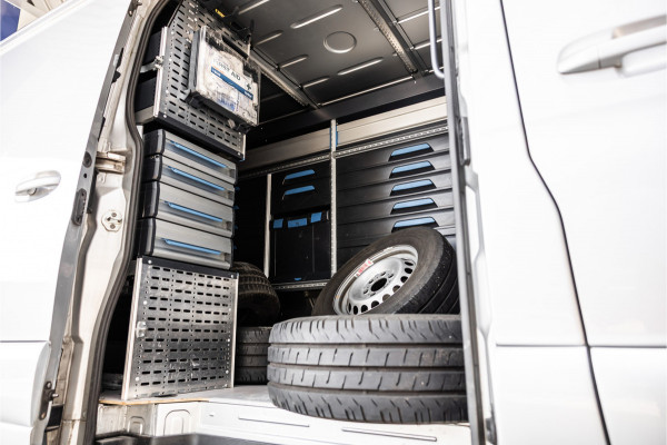 Mercedes-Benz Sprinter 317 1.9 CDI | ACC | LED Koplampen | Camera | Sortimo inrichting | Navigatie | CarPlay | Stoelverwarming | MBUX | Climate control | Stoel/Stoel | Dealer onderhouden | Nieuwe APK