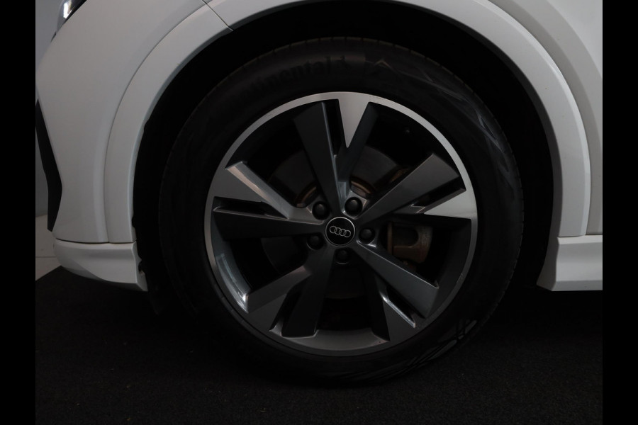 Audi Q4 e-tron 50 quattro Launch edition S Competition 77 kWh 299 pk | Navigatie | Warmtepomp | Trekhaak (wegklapbaar) | Parkeersensoren | Achteruitrijcamera | Elektr. voorstoelen | S-Line |