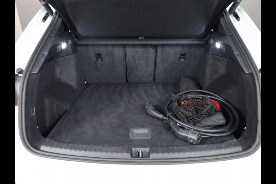 Audi Q4 e-tron 50 quattro Launch edition S Competition 77 kWh 299 pk | Navigatie | Warmtepomp | Trekhaak (wegklapbaar) | Parkeersensoren | Achteruitrijcamera | Elektr. voorstoelen | S-Line |
