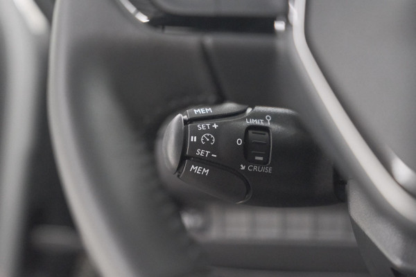 Peugeot 2008 1.2 Hybrid 145 Allure | Apple Carplay | Climate Control | Parkeersensoren Voor + Achter