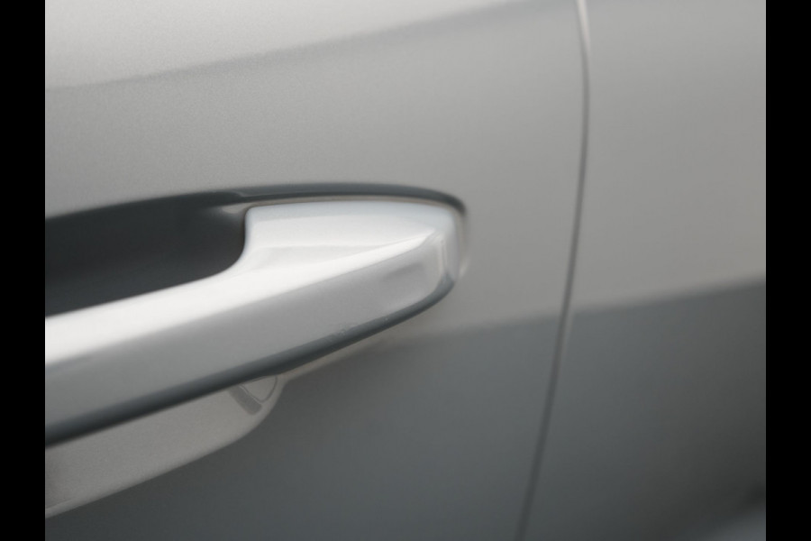 Volvo XC40 1.5 T5 Recharge R-Design PHEV 211pk Dealer O.H | Trekhaak Af Fabriek | Adaptive Cruise | Camera | Sportstoelen Memory & Verwarmd | Keyless | BLIS | Apple Carplay | Stuurverwarming | Pilot Assist | Virtual | Navigatie | DAB | 19"L.M | Plug In Hybrid |