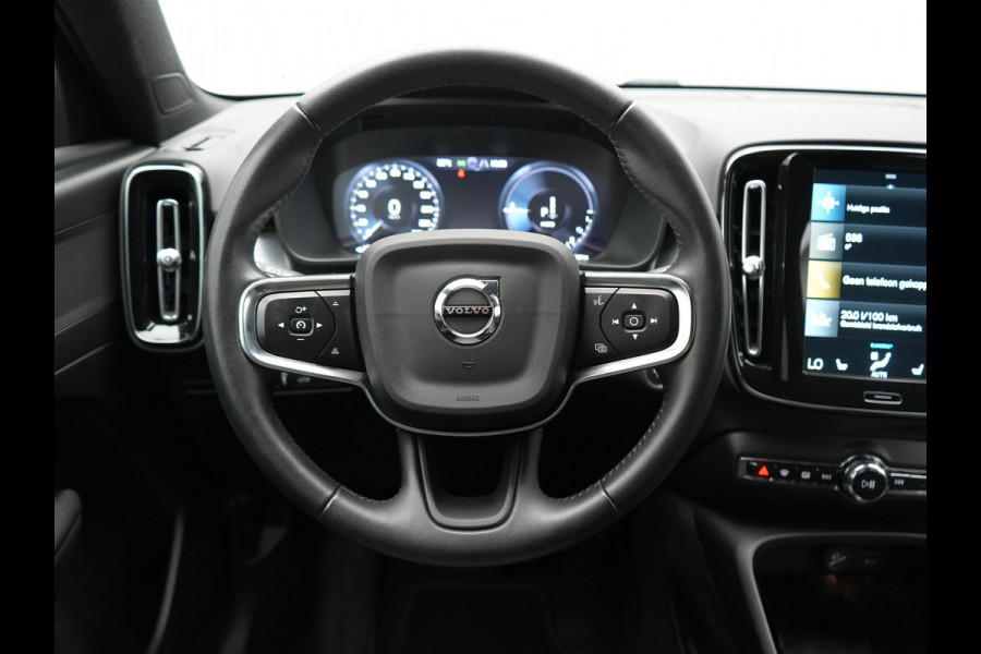 Volvo XC40 1.5 T5 Recharge R-Design PHEV 211pk Dealer O.H | Trekhaak Af Fabriek | Adaptive Cruise | Camera | Sportstoelen Memory & Verwarmd | Keyless | BLIS | Apple Carplay | Stuurverwarming | Pilot Assist | Virtual | Navigatie | DAB | 19"L.M | Plug In Hybrid |