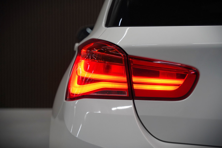 BMW 1-serie 118i Corporate Lease Executive M Sport | Automaat | Stuurverwarming | Stoelverwarming | NAP | Keyless | Cruise Control | PDC | Shadow line | Digital Dash | Navigatie Business | Led |  Dealer Onderhouden |
