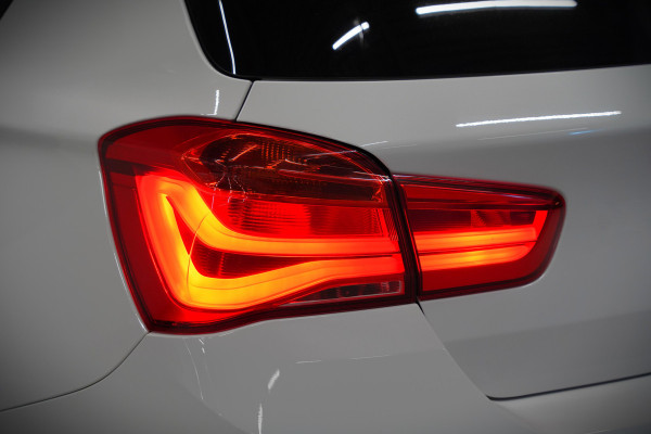 BMW 1-serie 118i Corporate Lease Executive M Sport | Automaat | Stuurverwarming | Stoelverwarming | NAP | Keyless | Cruise Control | PDC | Shadow line | Digital Dash | Navigatie Business | Led |  Dealer Onderhouden |