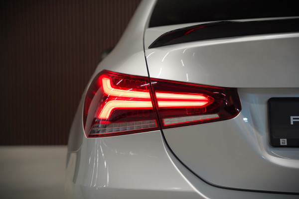 Mercedes-Benz A-Klasse 180 Business Solution AMG | Panoramadak | Stoelverwarming | Camera | Navigatie | Apple Carplay | Keyless | Cruise Control | DAB |