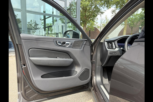 Volvo XC60 Plug-In Hybrid AWD T6 Plus Dark Recharge ADAPT. CRUISE CONTROL | STUUR & STOEL VERWARMING | PANORAMA DAK | 360 GRADEN CAMERA | ELEK. STOELEN MET GEHEUGEN | HARMAN/KARDON AUDIO