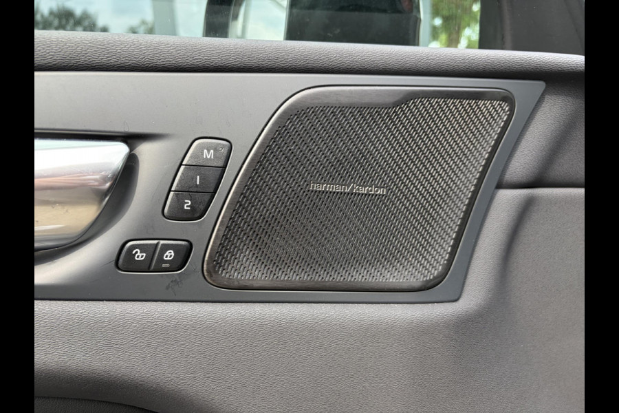 Volvo XC60 Plug-In Hybrid AWD T6 Plus Dark Recharge ADAPT. CRUISE CONTROL | STUUR & STOEL VERWARMING | PANORAMA DAK | 360 GRADEN CAMERA | ELEK. STOELEN MET GEHEUGEN | HARMAN/KARDON AUDIO