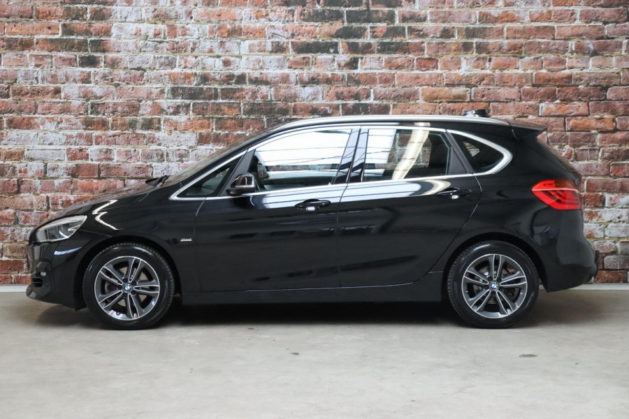 BMW 2 Serie Active Tourer 218i Executive Sport Line Automaat / Navigatiesysteem / Trekhaak / Sportstoelen / Climate Control / 16 Inch / LED / Parkeersensoren / Hifi / Cruise Control / Lichtpakket / Chrome Line