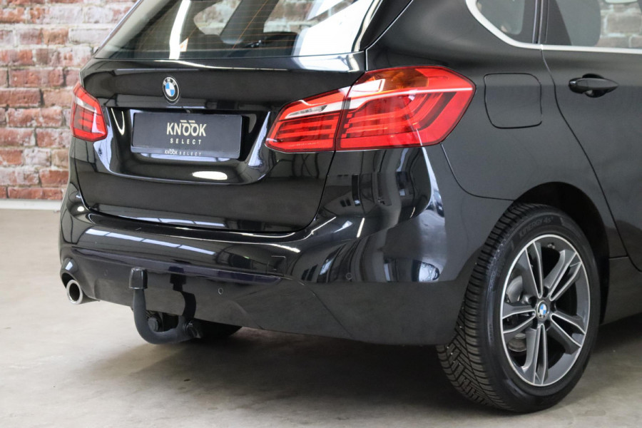BMW 2 Serie Active Tourer 218i Executive Sport Line Automaat / Navigatiesysteem / Trekhaak / Sportstoelen / Climate Control / 16 Inch / LED / Parkeersensoren / Hifi / Cruise Control / Lichtpakket / Chrome Line