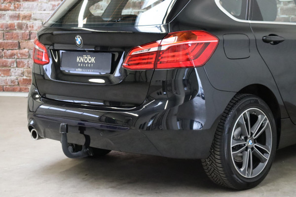 BMW 2 Serie Active Tourer 218i Executive Sport Line Automaat / Navigatiesysteem / Trekhaak / Sportstoelen / Climate Control / 16 Inch / LED / Parkeersensoren / Hifi / Cruise Control / Lichtpakket / Chrome Line