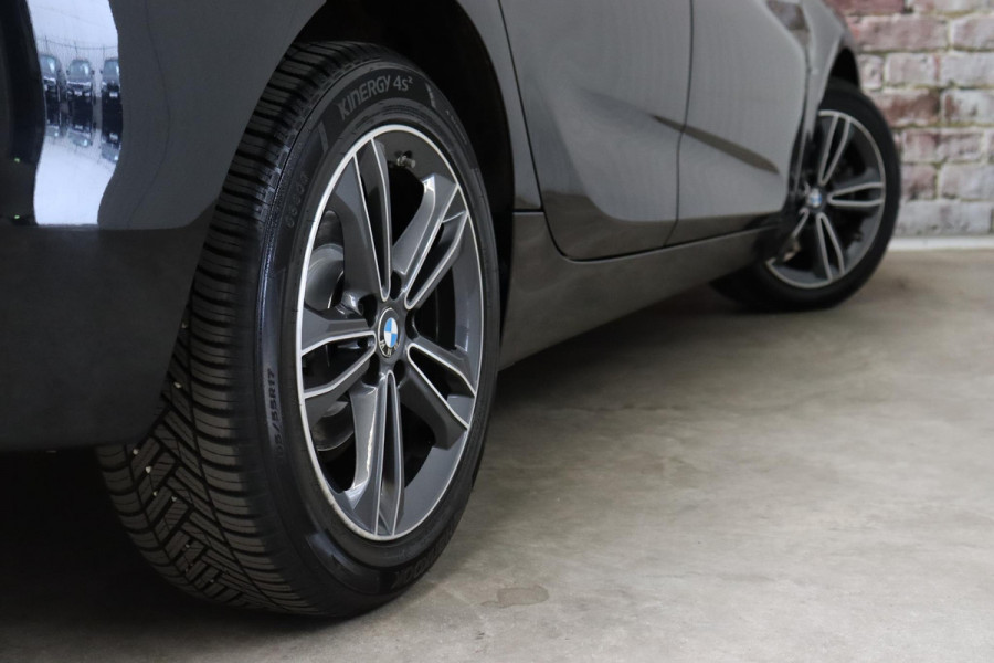 BMW 2 Serie Active Tourer 218i Executive Sport Line Automaat / Navigatiesysteem / Trekhaak / Sportstoelen / Climate Control / 16 Inch / LED / Parkeersensoren / Hifi / Cruise Control / Lichtpakket / Chrome Line