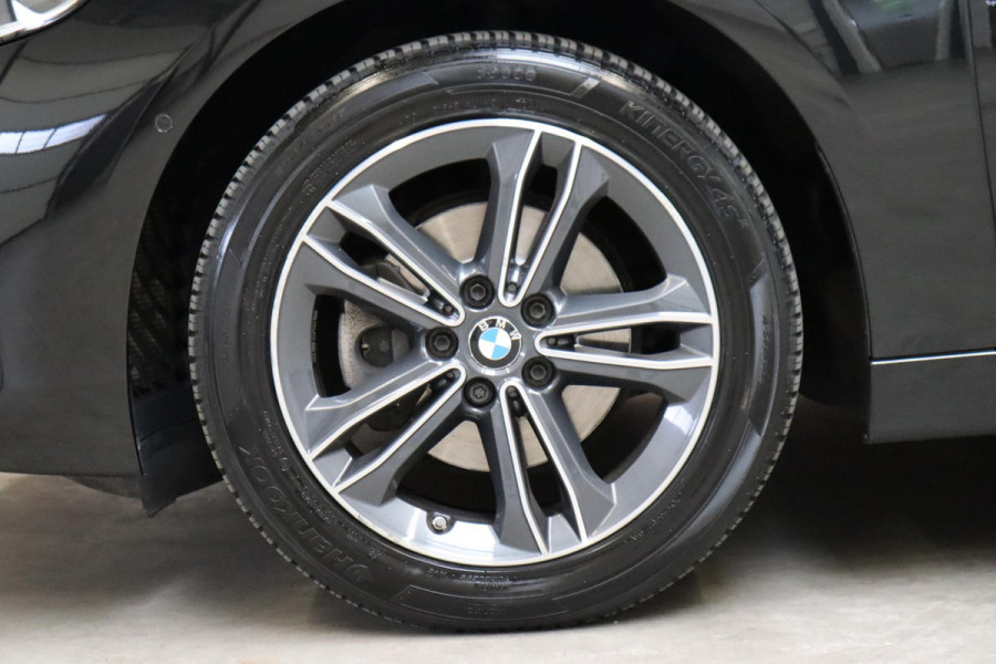 BMW 2 Serie Active Tourer 218i Executive Sport Line Automaat / Navigatiesysteem / Trekhaak / Sportstoelen / Climate Control / 16 Inch / LED / Parkeersensoren / Hifi / Cruise Control / Lichtpakket / Chrome Line
