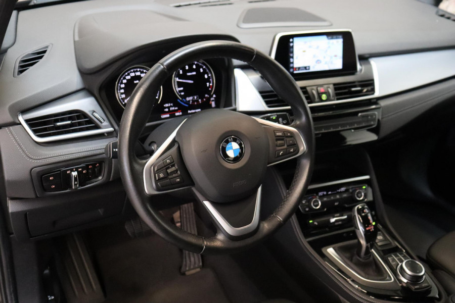BMW 2 Serie Active Tourer 218i Executive Sport Line Automaat / Navigatiesysteem / Trekhaak / Sportstoelen / Climate Control / 16 Inch / LED / Parkeersensoren / Hifi / Cruise Control / Lichtpakket / Chrome Line