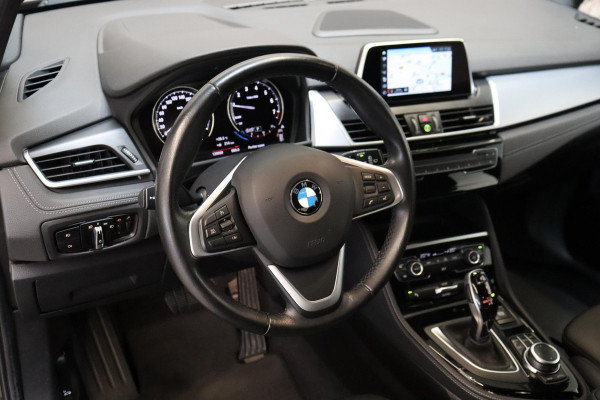 BMW 2 Serie Active Tourer 218i Executive Sport Line Automaat / Navigatiesysteem / Trekhaak / Sportstoelen / Climate Control / 16 Inch / LED / Parkeersensoren / Hifi / Cruise Control / Lichtpakket / Chrome Line