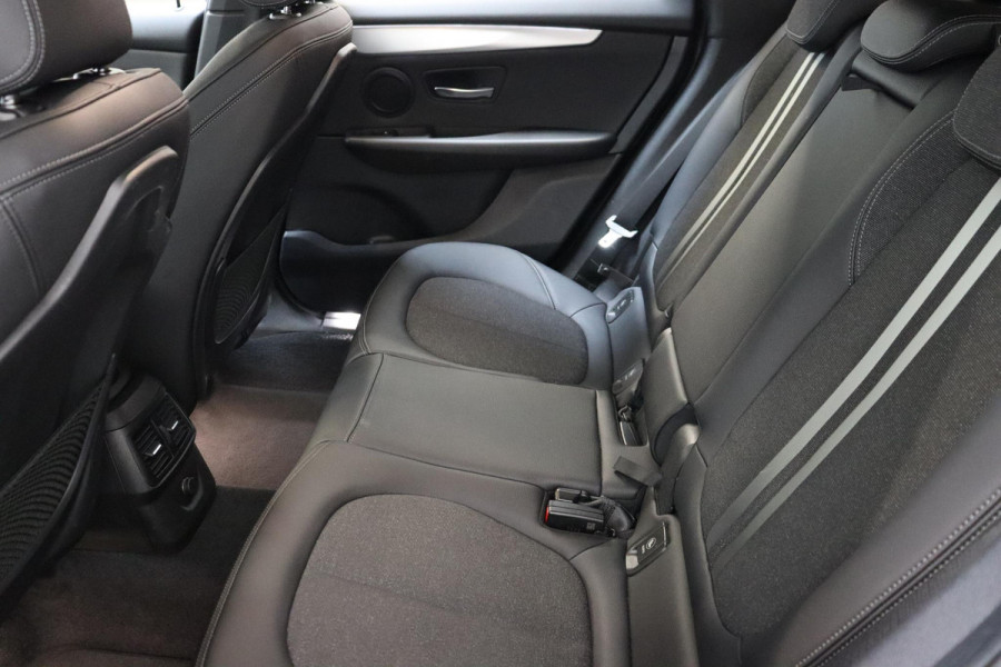 BMW 2 Serie Active Tourer 218i Executive Sport Line Automaat / Navigatiesysteem / Trekhaak / Sportstoelen / Climate Control / 16 Inch / LED / Parkeersensoren / Hifi / Cruise Control / Lichtpakket / Chrome Line