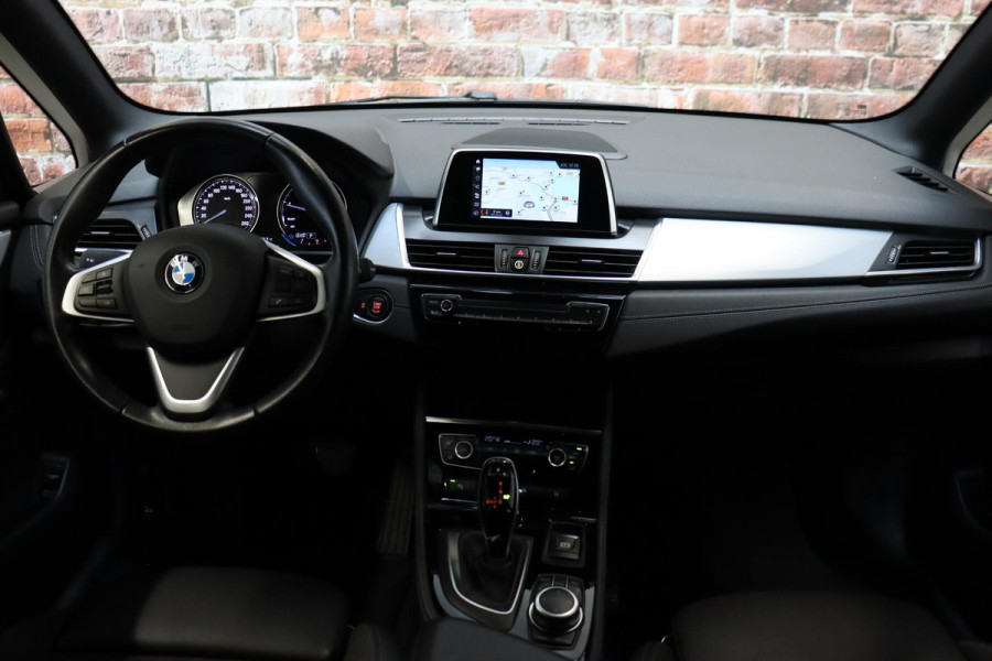 BMW 2 Serie Active Tourer 218i Executive Sport Line Automaat / Navigatiesysteem / Trekhaak / Sportstoelen / Climate Control / 16 Inch / LED / Parkeersensoren / Hifi / Cruise Control / Lichtpakket / Chrome Line