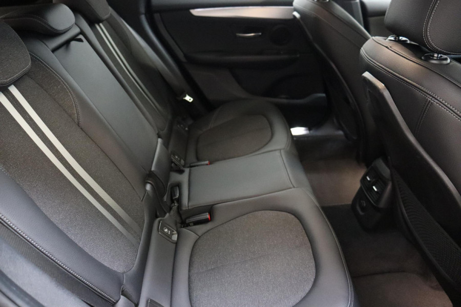 BMW 2 Serie Active Tourer 218i Executive Sport Line Automaat / Navigatiesysteem / Trekhaak / Sportstoelen / Climate Control / 16 Inch / LED / Parkeersensoren / Hifi / Cruise Control / Lichtpakket / Chrome Line