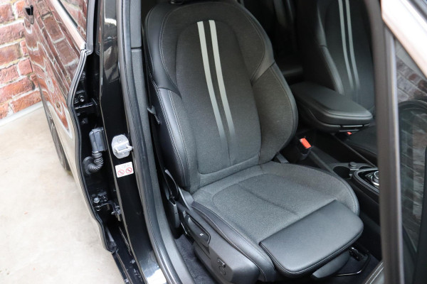 BMW 2 Serie Active Tourer 218i Executive Sport Line Automaat / Navigatiesysteem / Trekhaak / Sportstoelen / Climate Control / 16 Inch / LED / Parkeersensoren / Hifi / Cruise Control / Lichtpakket / Chrome Line
