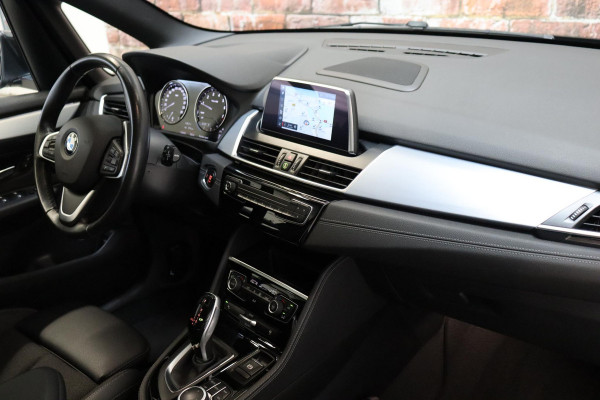 BMW 2 Serie Active Tourer 218i Executive Sport Line Automaat / Navigatiesysteem / Trekhaak / Sportstoelen / Climate Control / 16 Inch / LED / Parkeersensoren / Hifi / Cruise Control / Lichtpakket / Chrome Line