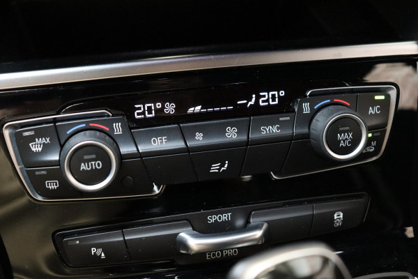 BMW 2 Serie Active Tourer 218i Executive Sport Line Automaat / Navigatiesysteem / Trekhaak / Sportstoelen / Climate Control / 16 Inch / LED / Parkeersensoren / Hifi / Cruise Control / Lichtpakket / Chrome Line