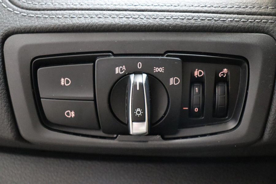 BMW 2 Serie Active Tourer 218i Executive Sport Line Automaat / Navigatiesysteem / Trekhaak / Sportstoelen / Climate Control / 16 Inch / LED / Parkeersensoren / Hifi / Cruise Control / Lichtpakket / Chrome Line