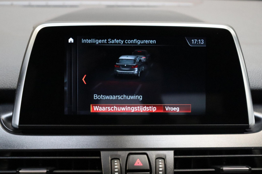 BMW 2 Serie Active Tourer 218i Executive Sport Line Automaat / Navigatiesysteem / Trekhaak / Sportstoelen / Climate Control / 16 Inch / LED / Parkeersensoren / Hifi / Cruise Control / Lichtpakket / Chrome Line