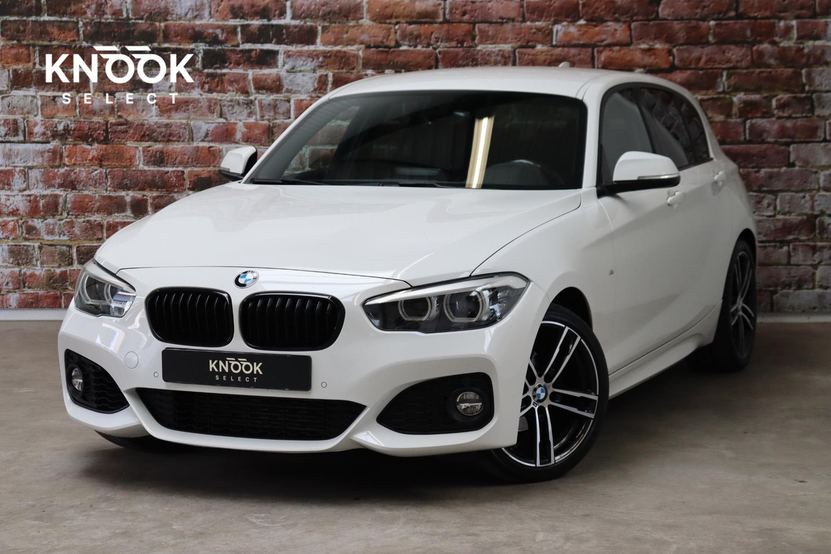 BMW 1-serie 118i Executive M Sport Pakket Automaat 5 deurs / Navigatiesysteem / 18 Inch / LED / Trekhaak / Extra Getint Glas / Stoelverwarming / LED / Climate Control / Hifi / Lichtpakket / Cruise Control / Bluetooth / Shadow Line