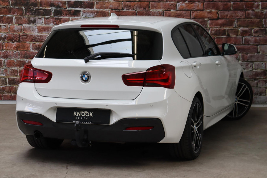 BMW 1-serie 118i Executive M Sport Pakket Automaat 5 deurs / Navigatiesysteem / 18 Inch / LED / Trekhaak / Extra Getint Glas / Stoelverwarming / LED / Climate Control / Hifi / Lichtpakket / Cruise Control / Bluetooth / Shadow Line