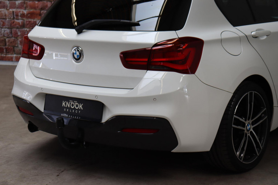 BMW 1-serie 118i Executive M Sport Pakket Automaat 5 deurs / Navigatiesysteem / 18 Inch / LED / Trekhaak / Extra Getint Glas / Stoelverwarming / LED / Climate Control / Hifi / Lichtpakket / Cruise Control / Bluetooth / Shadow Line