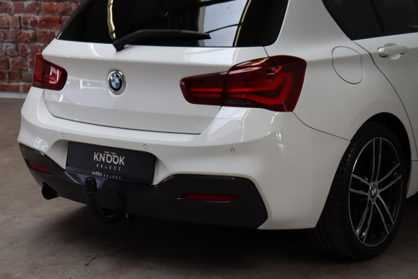 BMW 1-serie 118i Executive M Sport Pakket Automaat 5 deurs / Navigatiesysteem / 18 Inch / LED / Trekhaak / Extra Getint Glas / Stoelverwarming / LED / Climate Control / Hifi / Lichtpakket / Cruise Control / Bluetooth / Shadow Line