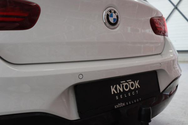 BMW 1-serie 118i Executive M Sport Pakket Automaat 5 deurs / Navigatiesysteem / 18 Inch / LED / Trekhaak / Extra Getint Glas / Stoelverwarming / LED / Climate Control / Hifi / Lichtpakket / Cruise Control / Bluetooth / Shadow Line