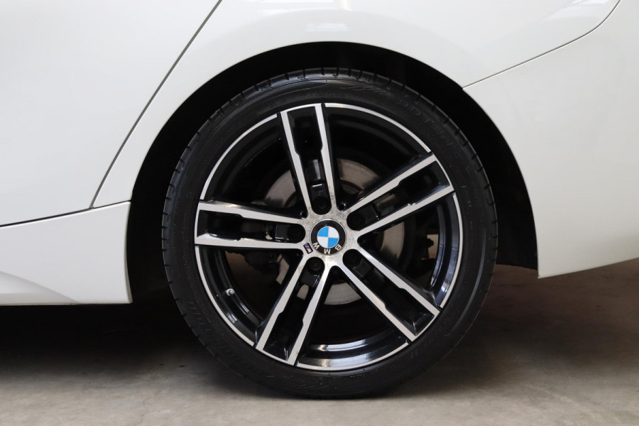 BMW 1-serie 118i Executive M Sport Pakket Automaat 5 deurs / Navigatiesysteem / 18 Inch / LED / Trekhaak / Extra Getint Glas / Stoelverwarming / LED / Climate Control / Hifi / Lichtpakket / Cruise Control / Bluetooth / Shadow Line