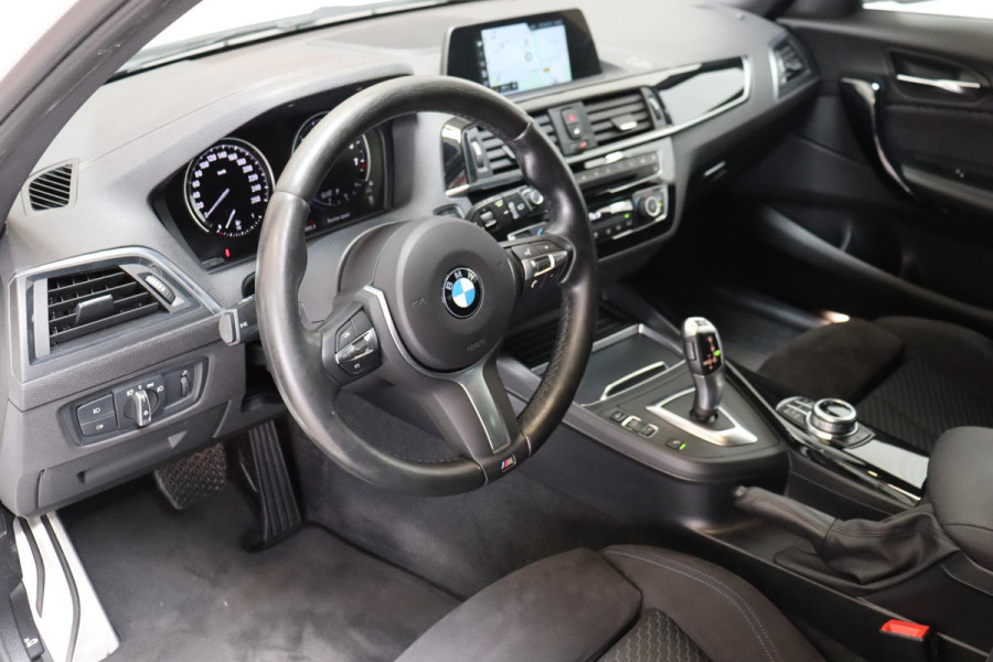 BMW 1-serie 118i Executive M Sport Pakket Automaat 5 deurs / Navigatiesysteem / 18 Inch / LED / Trekhaak / Extra Getint Glas / Stoelverwarming / LED / Climate Control / Hifi / Lichtpakket / Cruise Control / Bluetooth / Shadow Line