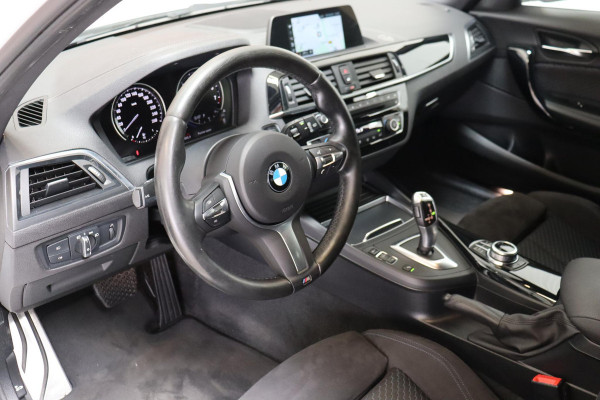 BMW 1-serie 118i Executive M Sport Pakket Automaat 5 deurs / Navigatiesysteem / 18 Inch / LED / Trekhaak / Extra Getint Glas / Stoelverwarming / LED / Climate Control / Hifi / Lichtpakket / Cruise Control / Bluetooth / Shadow Line